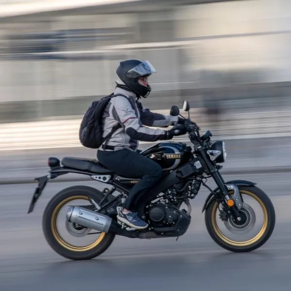 ¿Cómo frenar correctamente en la moto? Uso del embrague y más técnicas