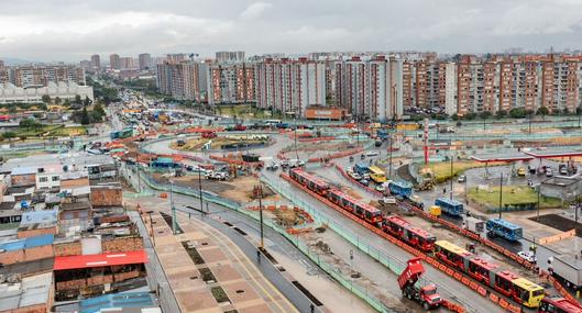 Transmilenio en la avenida Ciudad de Cali, en nota sobre cambios que harán para evitar colapso en Portal Américas