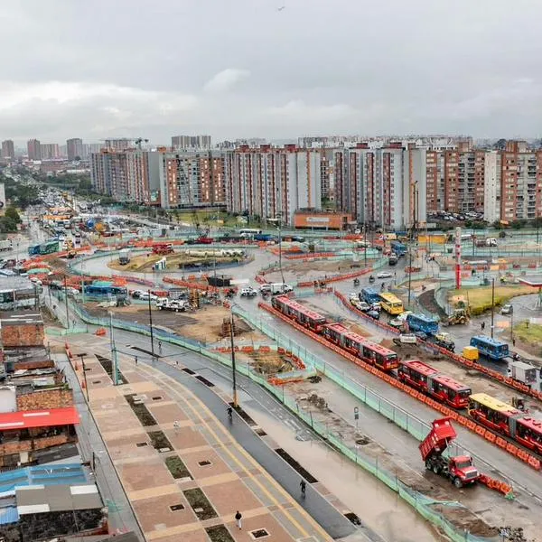 Transmilenio en la avenida Ciudad de Cali, en nota sobre cambios que harán para evitar colapso en Portal Américas
