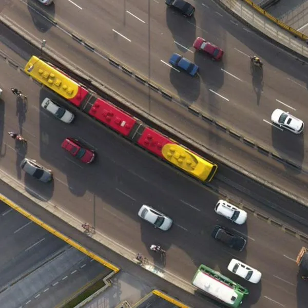 Imagen de referencia de Transmilenio y vehículos particulares.