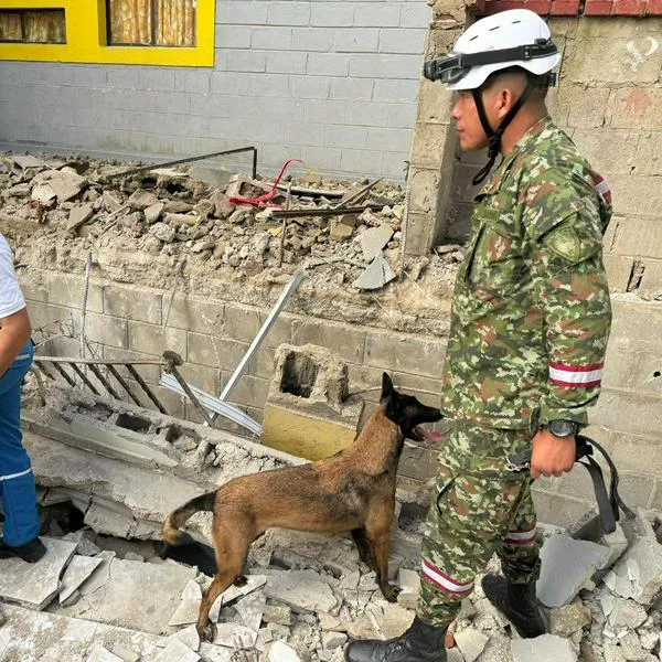 Imagen de rescates tras colapso de edificio en conjunto residencial Privilegios de Barranquilla.
