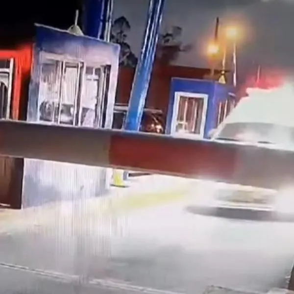 Captura de cámara de vigilancia donde aparece ambulancia que estaría involucrada en robo al Banco Agrario.