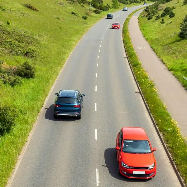 Carros, en nota sobre países en los que se conduce por la izquierda