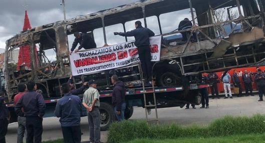 Caos en Pasto por falta de transporte público: bus fue quemado durante las protestas por parte de transportadores. Miles de personas, afectadas.