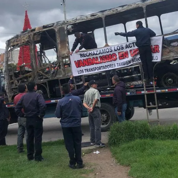 Caos en Pasto por falta de transporte público: bus fue quemado durante las protestas por parte de transportadores. Miles de personas, afectadas.