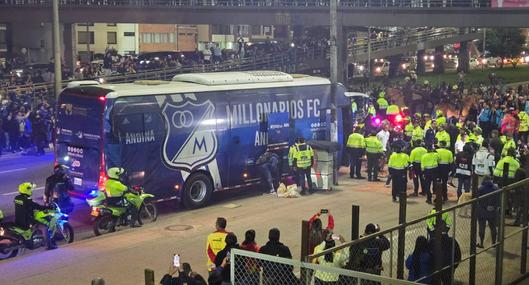 Así fue la llegada de Millonarios a El Campín contra Atlético Nacional. Una multitud de hinchas lo recibió en la carrera 30 con calle 57. 