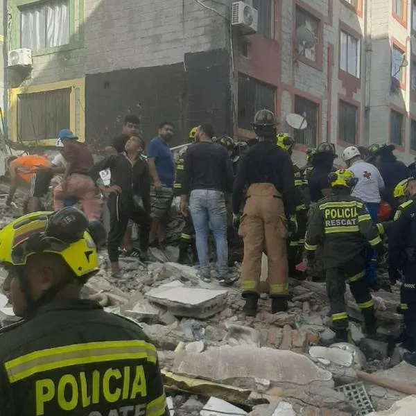 Desgarrador relato de sobreviviente de edificio en Barranquilla. "Se desplomó en mis narices", contó el afectado, que perdió a un ser querido. 