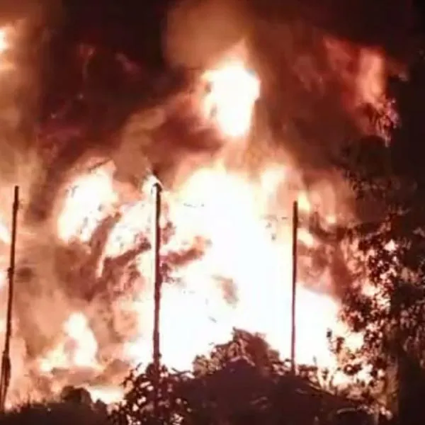 Grave incendio en Medellín: globo de mecha se prendió y afectó varios carros que estaban en un parqueadero. Había 20 personas en el lugar. 