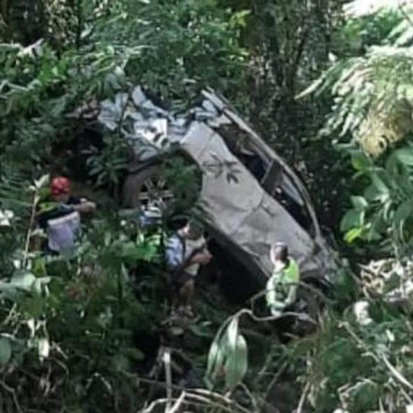 Carro se fue por un barranco y una mujer murió: ciclistas lograron esquivarlo 