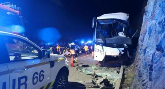 Bus con 47 pasajeros, entre ellos 30 colombianos, se accidentó en Francia; hay por lo menos 2 muertos y más de 31 heridos. Chocó contra una montaña. 