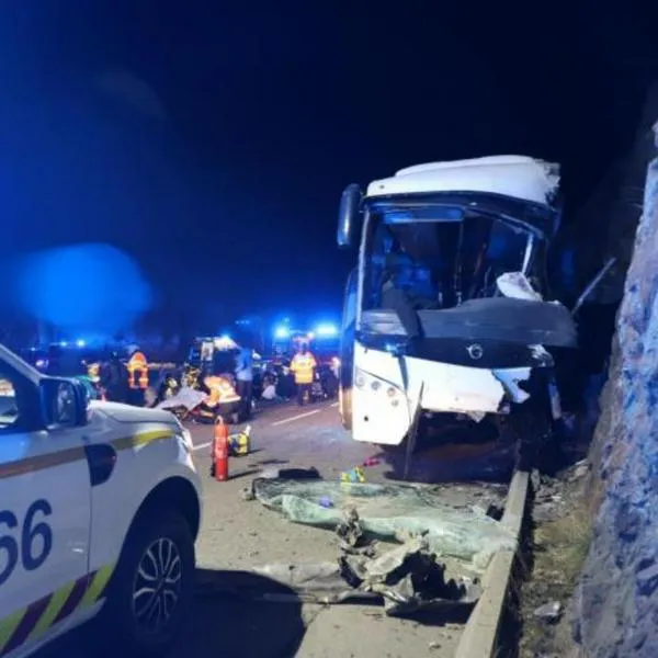 Bus con 47 pasajeros, entre ellos 30 colombianos, se accidentó en Francia; hay por lo menos 2 muertos y más de 31 heridos. Chocó contra una montaña. 