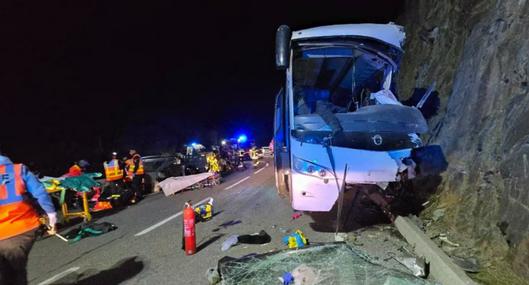 Identidades de 30 colombianos accidentados en bus en Francia; hay un niño entre los heridos y el bus chocó contra una montaña. Cancillería está al frente.