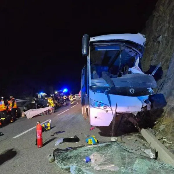 Identidades de 30 colombianos accidentados en bus en Francia; hay un niño entre los heridos y el bus chocó contra una montaña. Cancillería está al frente.