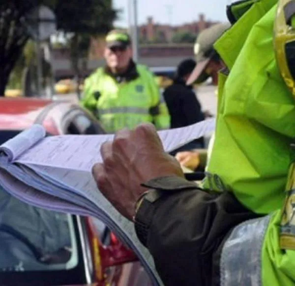 La costosa multa que tienen que pagar conductores en Colombia que no usen direccionales