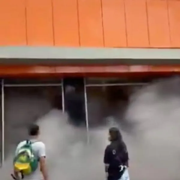 Incendio en centro comercial de Medellín: encapuchados lanzaron artefacto a árbol de Navidad