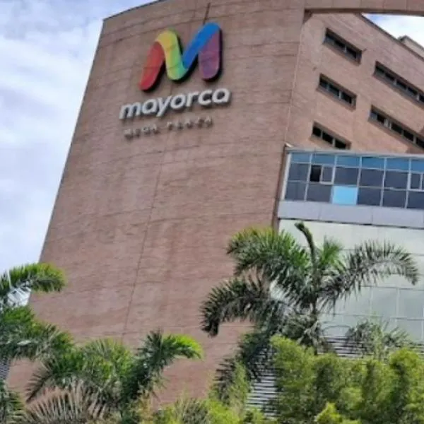Hombre cayó desde sexto piso de centro comercial Mayorca, en Medellín