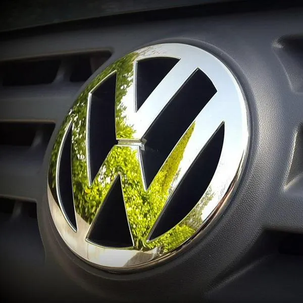 Los empleados de Volkswagen en Alemania pusieron freno de mano y dejaron de trabajar para protestar en contra de la empresa. Se agrava situación.