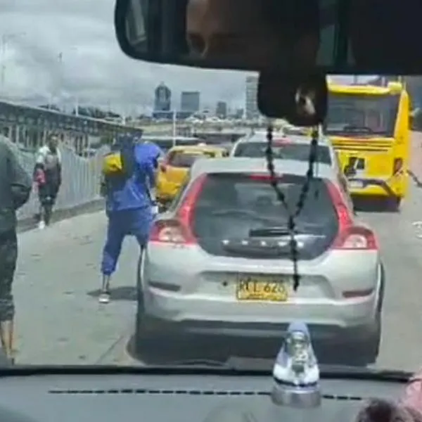 Nuevo robo en Bogotá hoy: ladrones dejaron sin espejo a carro cerca de estación Bicentenario de Transmilenio.