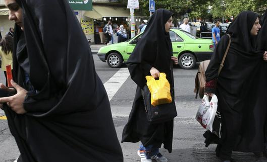 Irán aprueba una nueva ley sobre el uso del velo criticada por el presidente