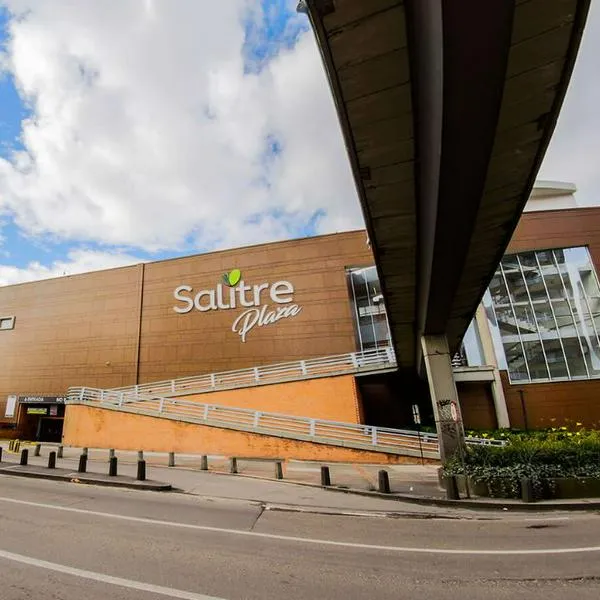 Fotografía de fachada del centro comercial Salitre Plaza.