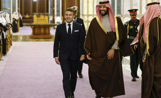 El presidente francés Macron, en busca de contratos en Arabia Saudita