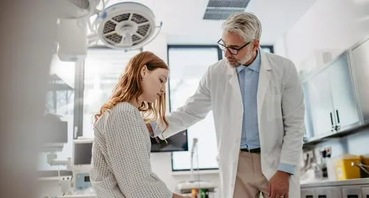 Imagen de doctor atendiendo a paciente para referencia el cierre de un servicio en el hospital San Ignacio