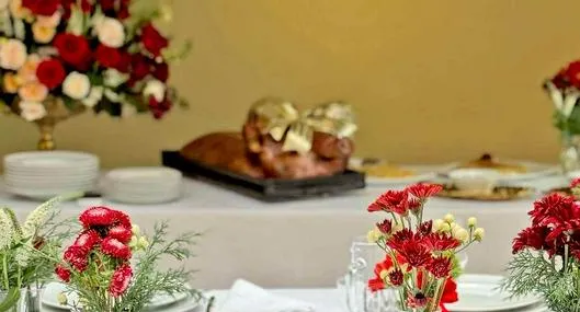 Foto de cena navideña con lechona, en nota de cómo poner la mesa navideña elegante con lechona, popular en Colombia con clase