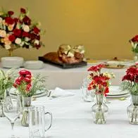 Foto de cena navideña con lechona, en nota de cómo poner la mesa navideña elegante con lechona, popular en Colombia con clase