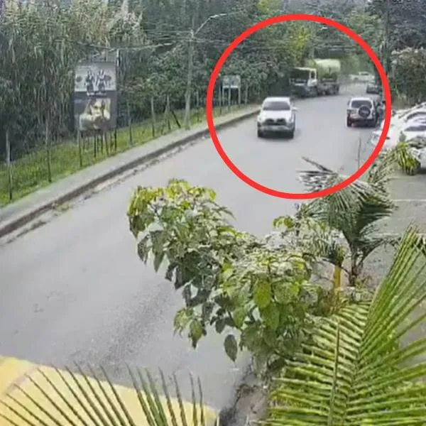 Este martes 2 de diciembre, un camión de la empresa Argos protagonizó un accidente de tránsito en Envigado, Antioquia.
