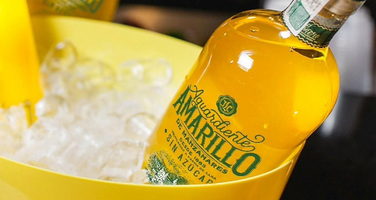 Botella de aguardiente amarillo, licor que patrocinará al Once Caldas del fútbol colombiano