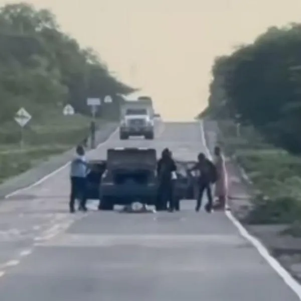 Robo en vía de La Guajira: video muestra a piratas terrestres hurtando a familia
