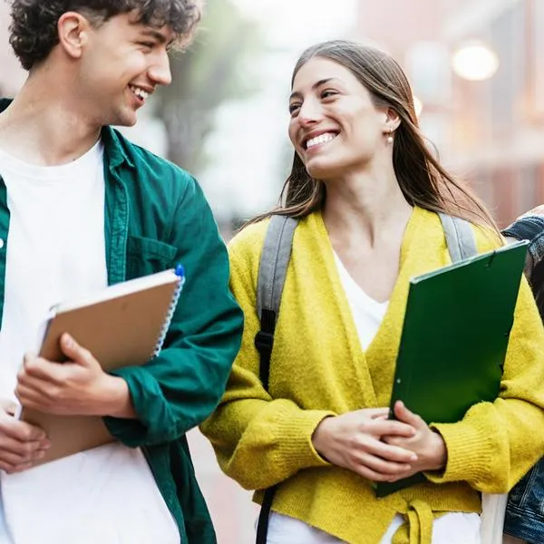 Estudiantes en nota sobre cómo acceder a la matrícula cero en Medellín