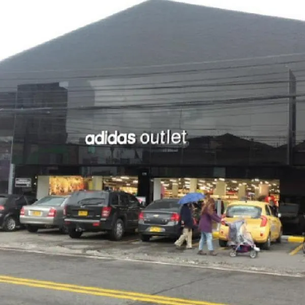 Robo en Adidas de Bogotá: celadora se quedó dormida mientras asaltaban el local