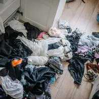 Foto de desorden, en nota de qué significa acumular ropa sucia en el piso, según la psicología 