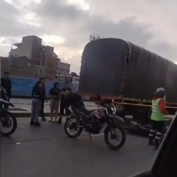 Accidente de tránsito en Bogotá dejó a motociclista muerto: un camión lo arrolló