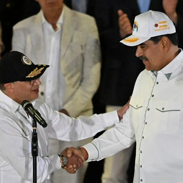 Presidente Gustavo Petro dijo cuando confirmaría si va a posesión de Maduro