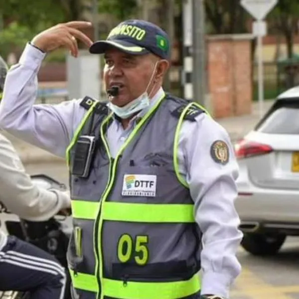 Él es Roberto Chacón, agente de tránsito atropellado por una moto que evadió retén en Floridablanca, Santander. Tiene muerte cerebral