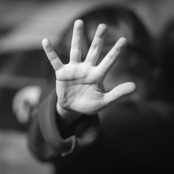 Madre encadenaba a sus hijos en Bogotá y los dejaba hasta 3 días sin comer