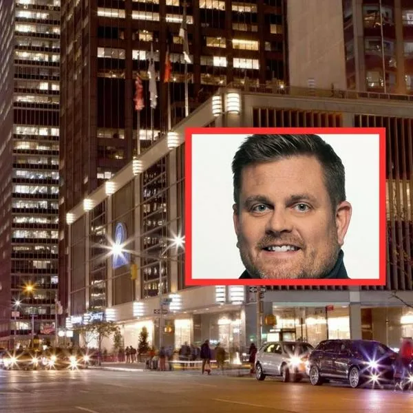Muestran videos del asesinato de Brian Thompson, CEO de United Healthcare, en Estados Unidos. El delincuente lo estaba esperando en patineta. 