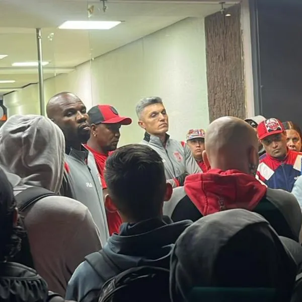 Hinchas, molestos con jugadores de Santa Fe.