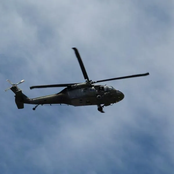 Imagen de referencia de un helicóptero del Ejército, el cual fue atacado en Caucasia (Antioquia) y 4 militares murieron al caer de una soga