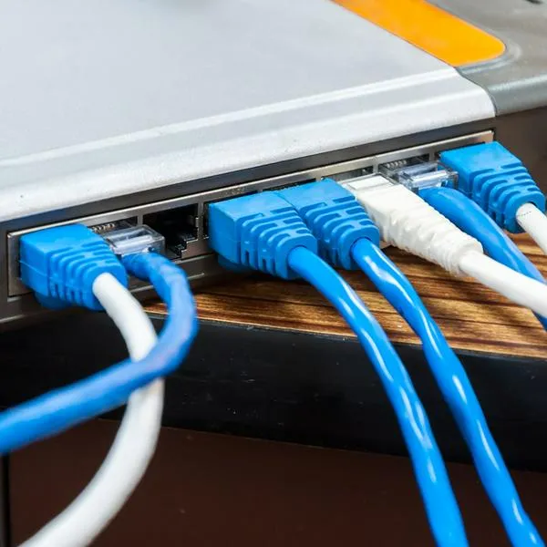 ¿Cuál es la función del puerto USB que tiene el router wifi? 