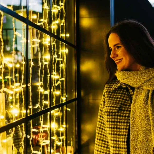 Foto de iluminación navideña, en nota de cómo limpiar las ventanas antes de poner las luces de Navidad, con truco casero