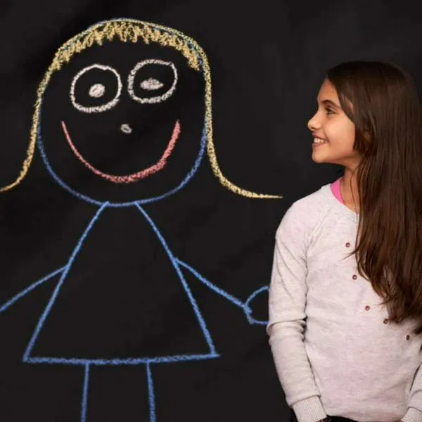Foto de niña con imaginación, en nota de qué significa tener amigo imaginario en infancia, según psicología: ojo, padres