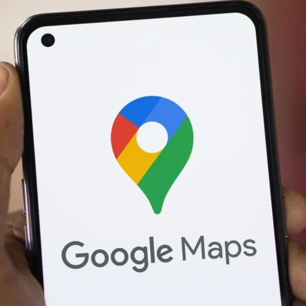 Collage con imágenes de referencia de Google Maps y Waze. 