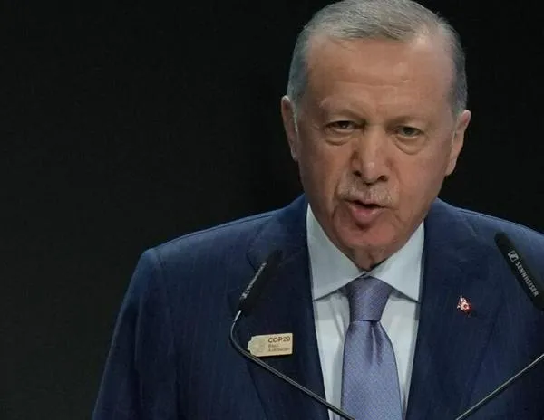 Erdogan aumenta la presión sobre Damasco mostrando su apoyo al avance rebelde