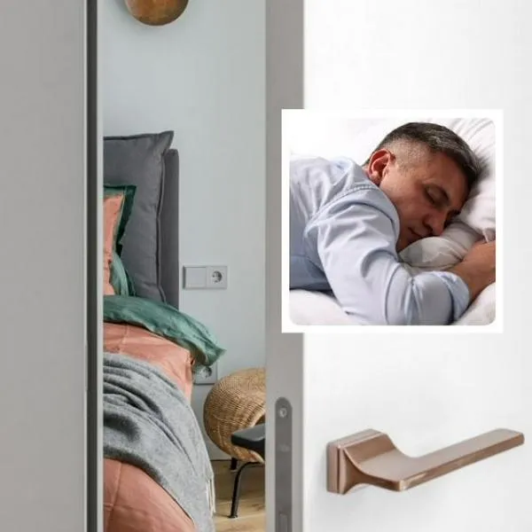 Fotos de puerta abierta y hombre dormido, en nota de qué significa que alguien cierre puerta al dormir, según psicología. 