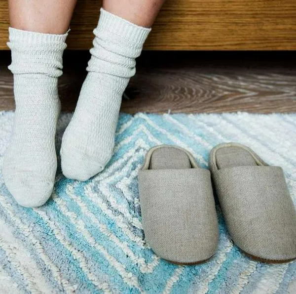 Foto de pantflas, en nota de cómo escoger los mejores zapatos y chanclas para estar en la casa: puntos claves