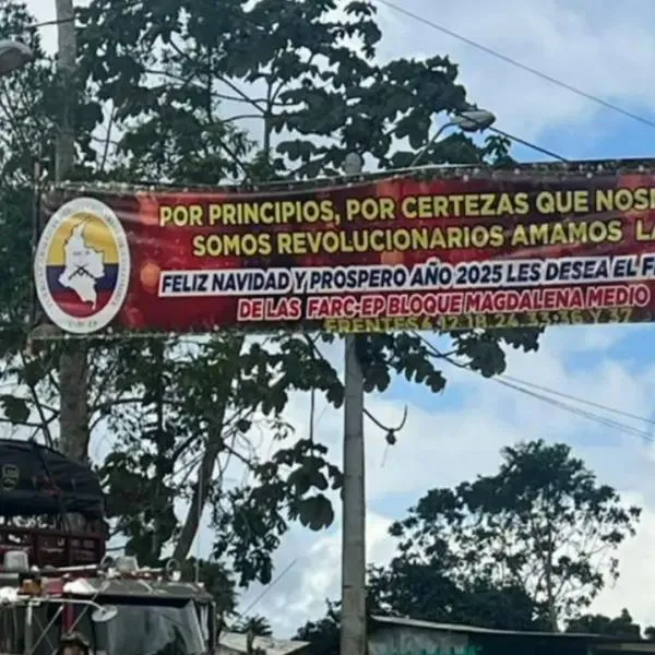 Soldados quemaron pancarta de las disidencias deseando feliz navidad en Segovia, Antioquia