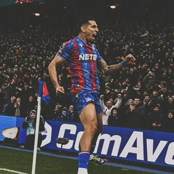 Daniel Muñoz celebrando el gol que le hizo a Manchester City con Crystal Palace